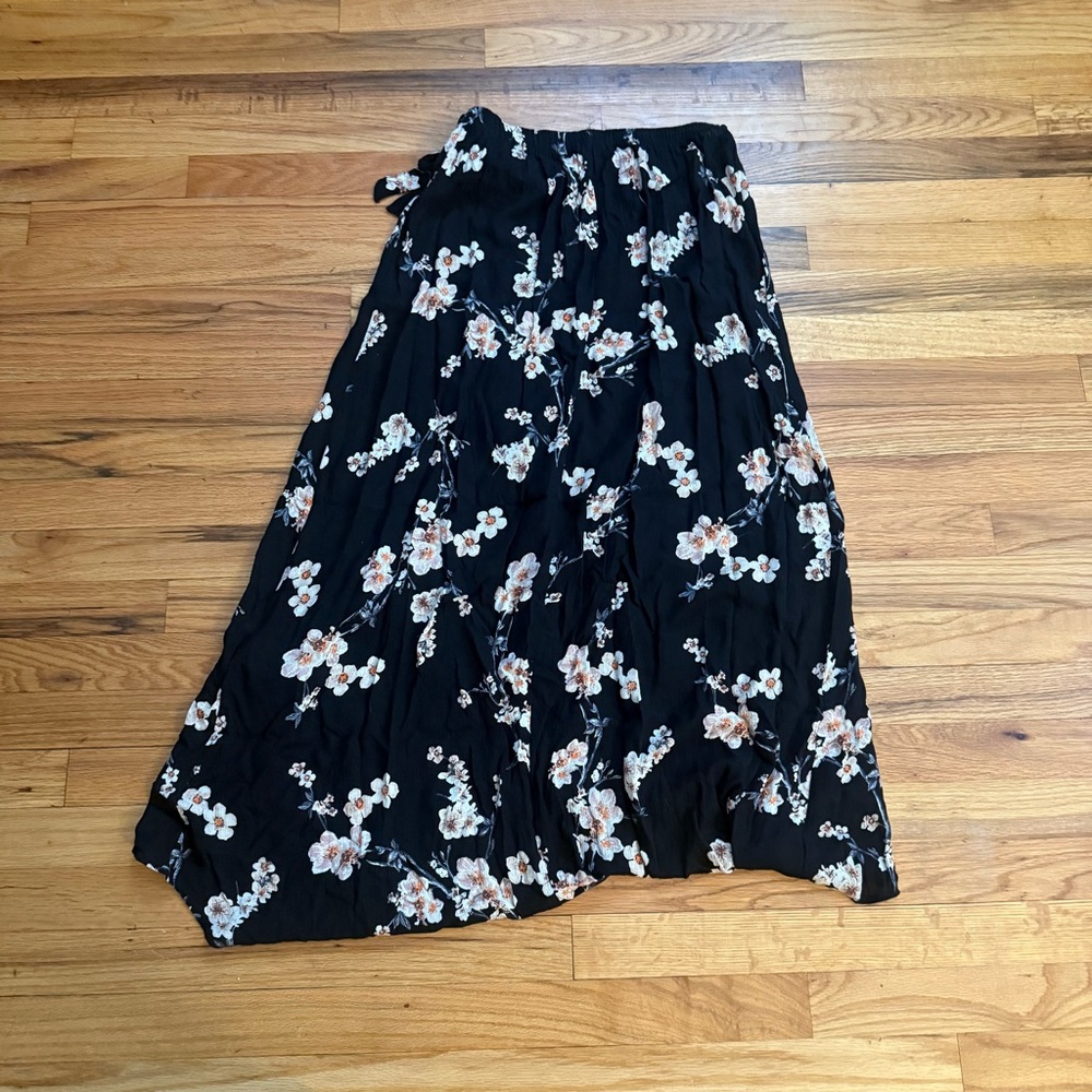 American Eagle Floral Black Faux Wrap Skirt - Picture 5 of 6